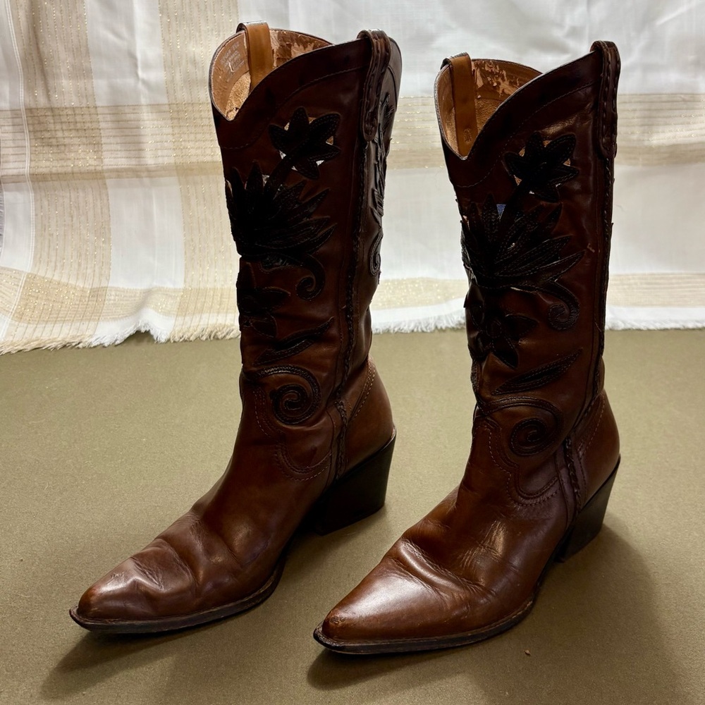 Great looking distressed leather brown boots with cutouts and stitching details